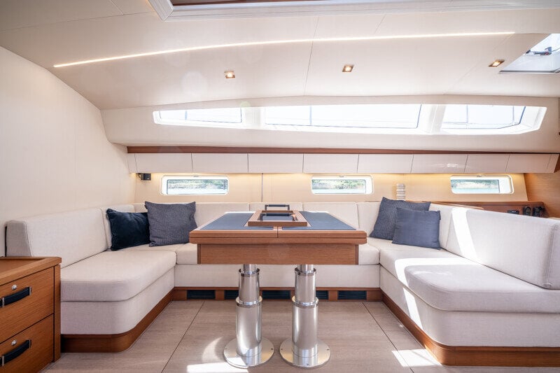 Jeanneau Yachts 65 -veneen avara sisustus, hienostunut yhdistelmä puuta ja kangasta.