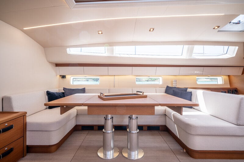Jeanneau Yachts 65 -veneen oleskelutila, mukavat sohvat ja suuret ikkunat.
