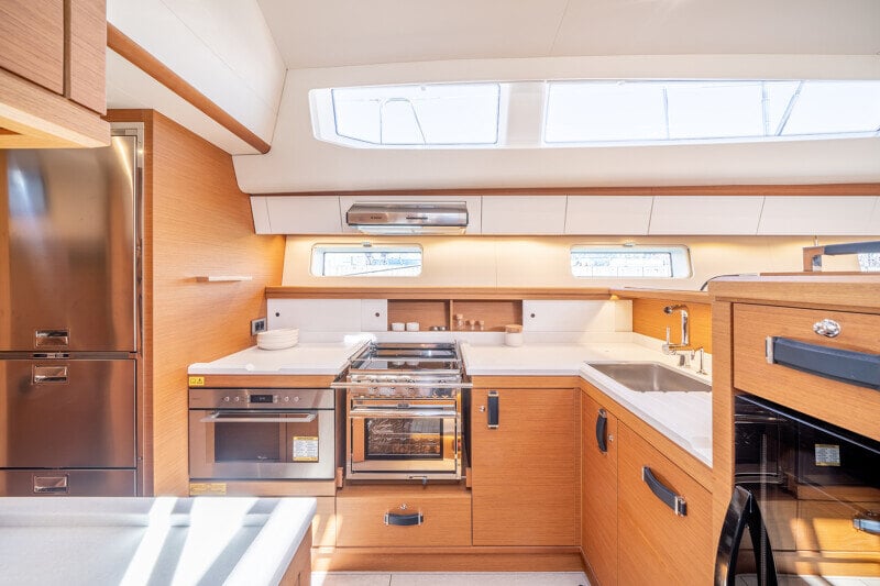 Jeanneau Yachts 65 -keittiö, tyylikkäät kaapit ja modernit kodinkoneet.