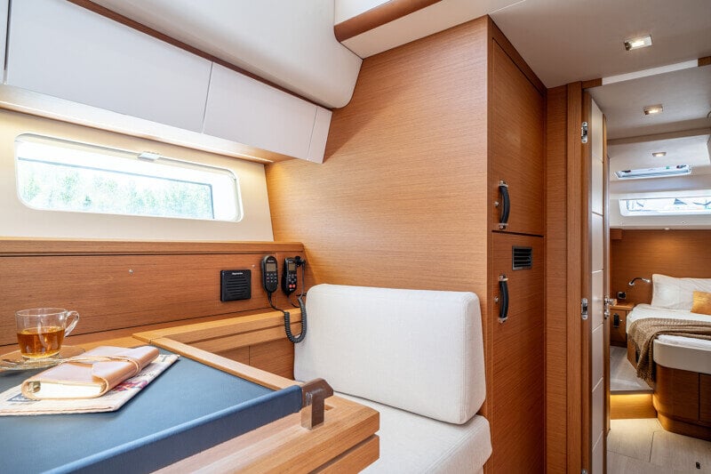 Näyttävä Jeanneau Yachts 65 -salonki, tilavat istuimet ja elegantit yksityiskohdat.