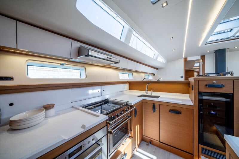 Avokeittiö Jeanneau Yachts 65 -veneessä, täydellinen kokkailuun merellä.