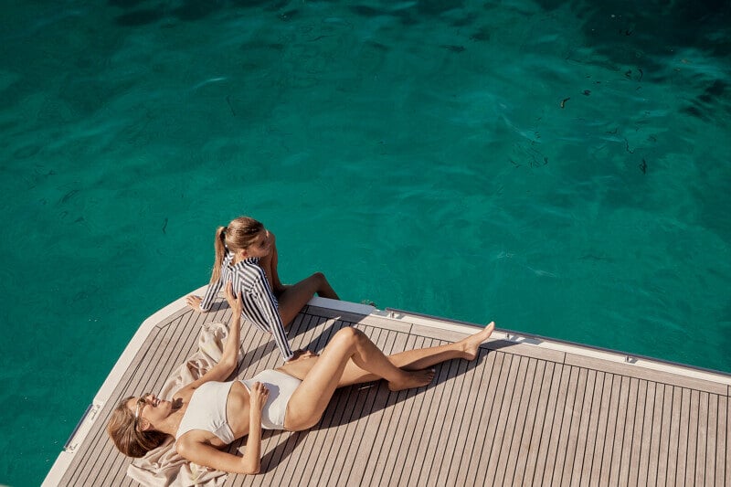 Prestige F5.7’s wide swim platform with easy access to the water.